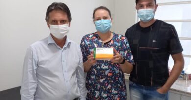 Prefeito Abel da Silva, técnica de enfermagem coordenadora de imunização Cleide Franzen e secretário de saúde Maurício Andrade